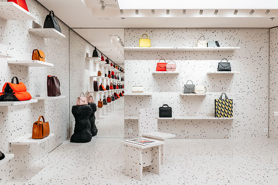 Valextra 在香港海港城新门店，找来了英国设计师 Max Lamb 操刀设计