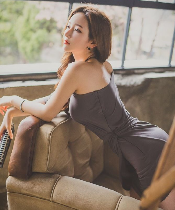 穿出俏美曲线的紧身裙美女，显得时尚潇洒！