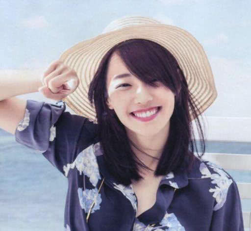 白百何久违亮相，大衣+喇叭裤气场十足，网友:手上的戒指亮了!