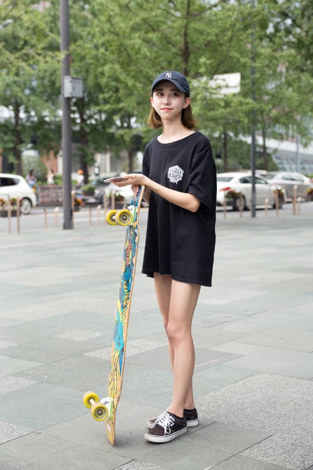 街拍：美女纯洁秀丽袅袅娜娜，身材均匀有致！