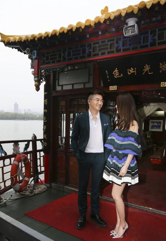 林心如和赵丽颖撞衫1.6万连衣裙，两人的差距咋这么大呢？