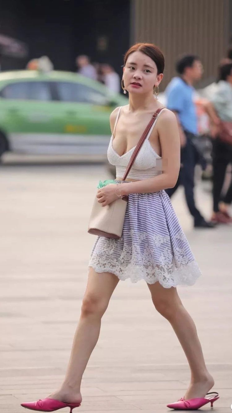 性感街拍丨白衣紫裙，大方敢穿，不知为何一直低着头?