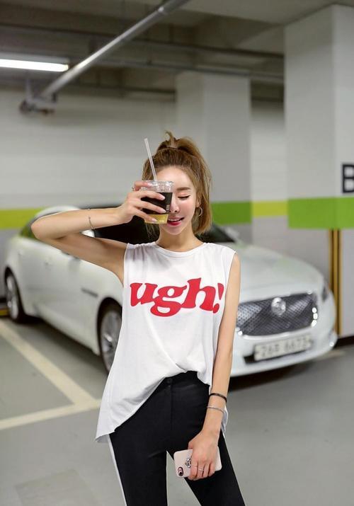 清新韩国美女车库内拍时尚写真，身材曼妙休闲活力十足！