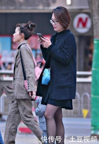 风采|街拍:优雅洋气的小姐姐,展现高挑身段,是别样的风采