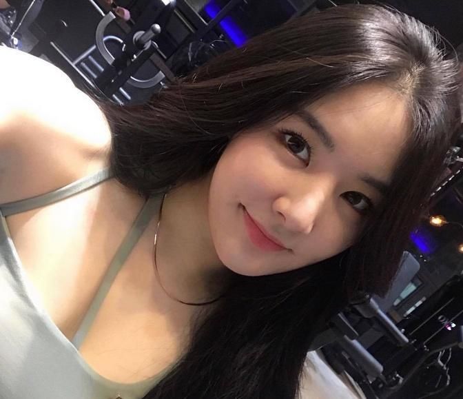 她不仅长得甜美，杨柳细腰，身材也很迷人！