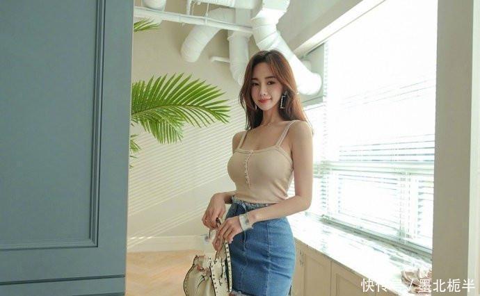 #亮眼#街拍美女:身材与长相俱佳的小姐姐,紧身裙穿搭,时尚又亮眼!