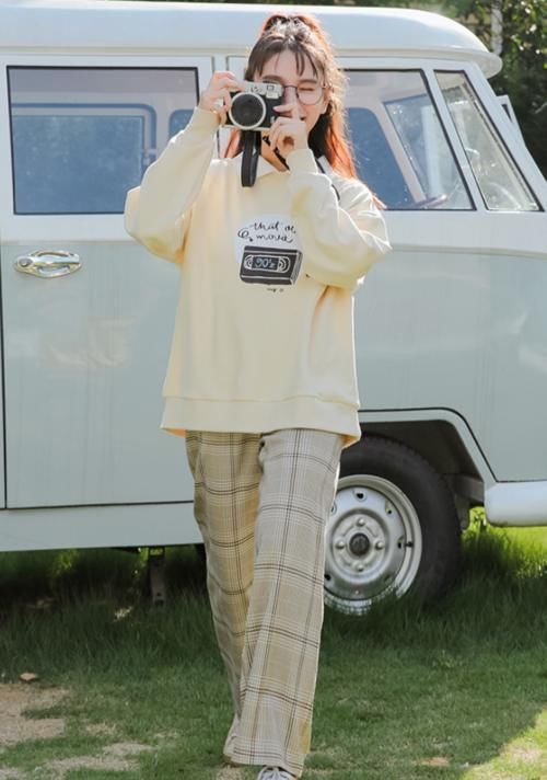 『瞧瞧』建议微胖女生卫衣不要搭紧身裤了,瞧瞧下面网红这样穿,超显瘦