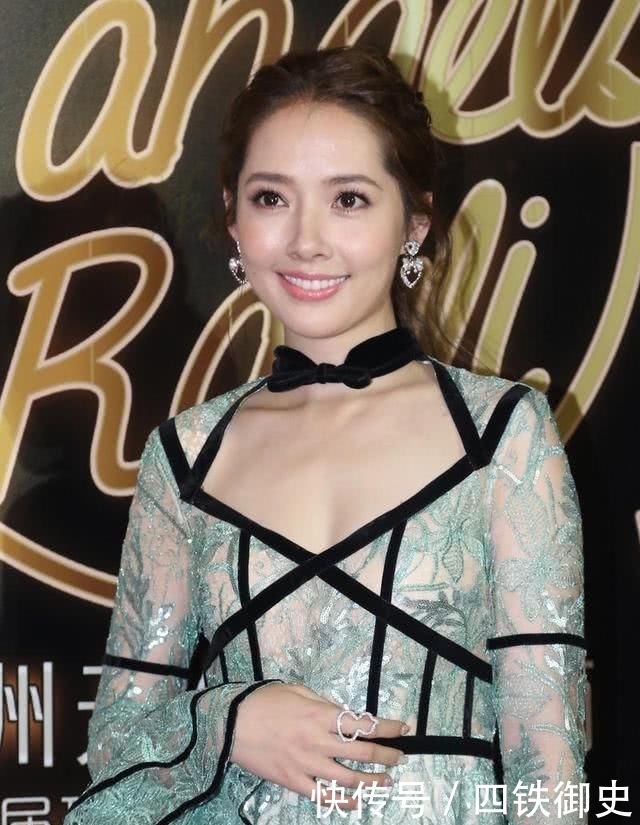 【 赢家】穿蓝绿色刺绣裙，36岁成人生赢家！，郭碧婷嫁入豪门后“放开”了
