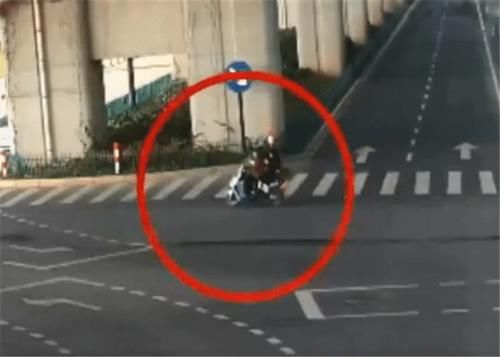  『电动车』奇特！男子骑电动车闯红灯被撞大放厥词：我不能白白被撞