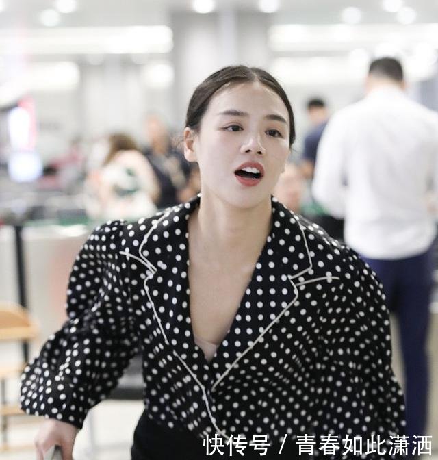 明明是一条短裙，却被马思纯穿成了中裙，看到她的腿我沉默了！