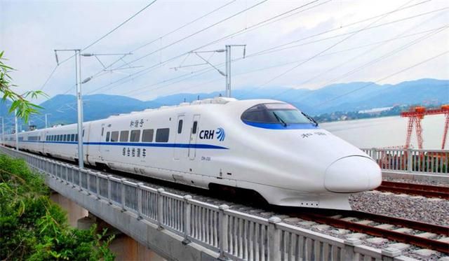 中国首列空中列车试运营！列车开跑后，很多人表示坐车有压力！