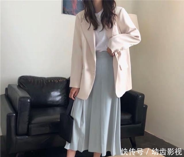 「半身裙」半身裙+短西装,今年春天这么穿,美炸了!