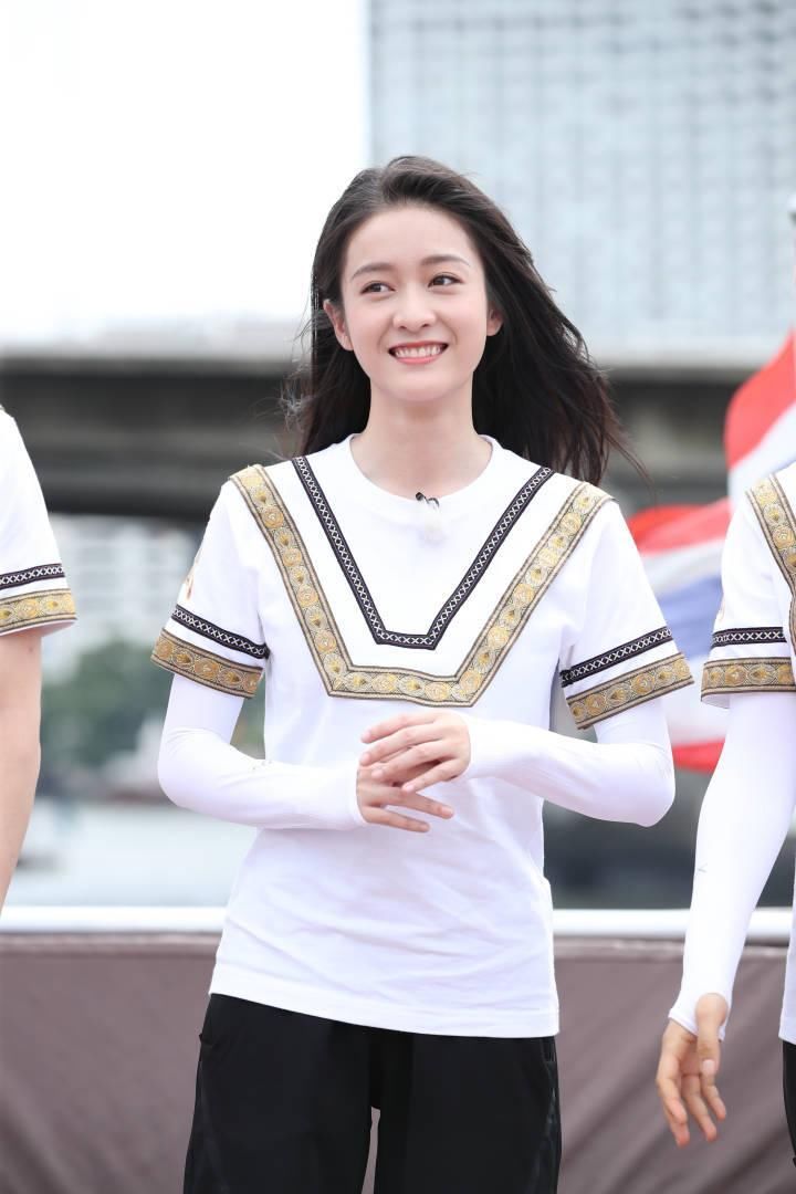 啥叫颜值高的好处，看张雪迎就知道，穿节目衣服美的让人离不开眼