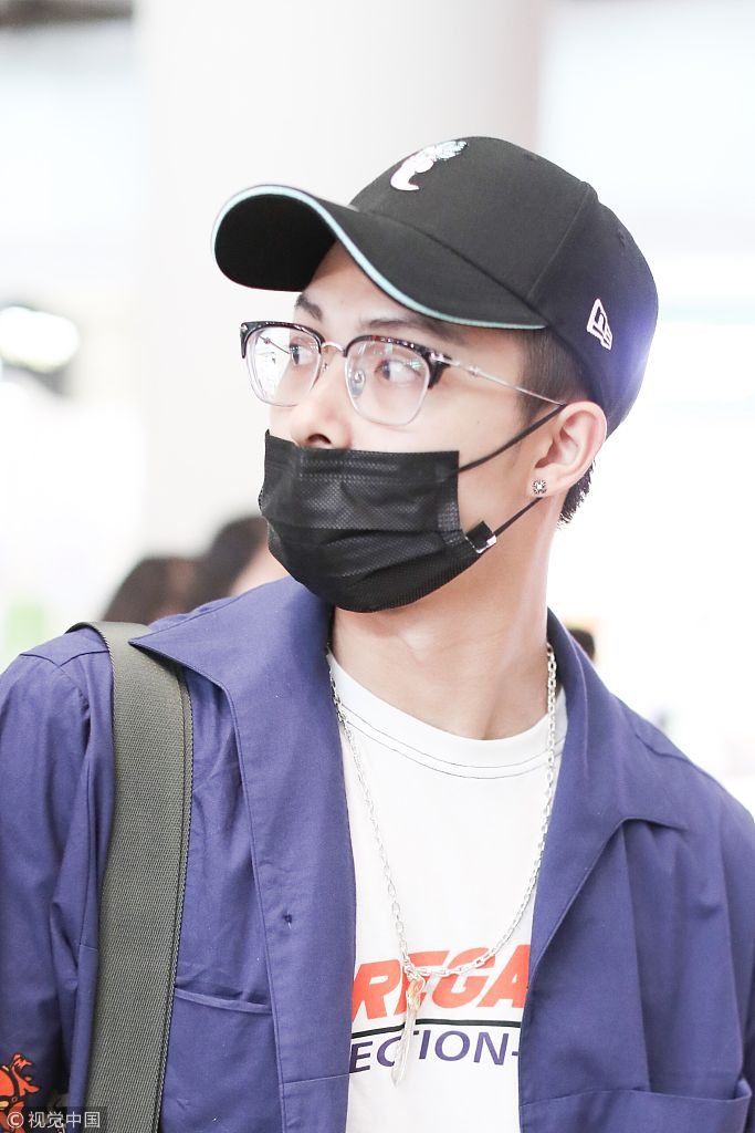 95后小鲜肉张铭恩戴口罩露鼻孔 收粉丝礼物潮男范十足