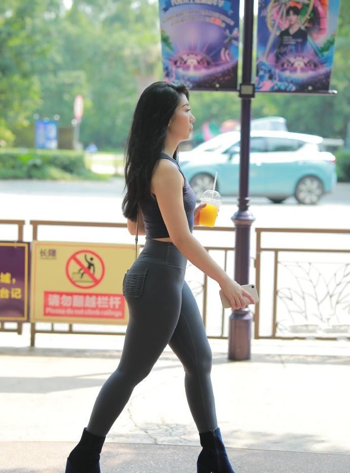  「紧身裤」紧身裤美女逛街的样子很端庄，应当算是内地卡戴珊了吧？