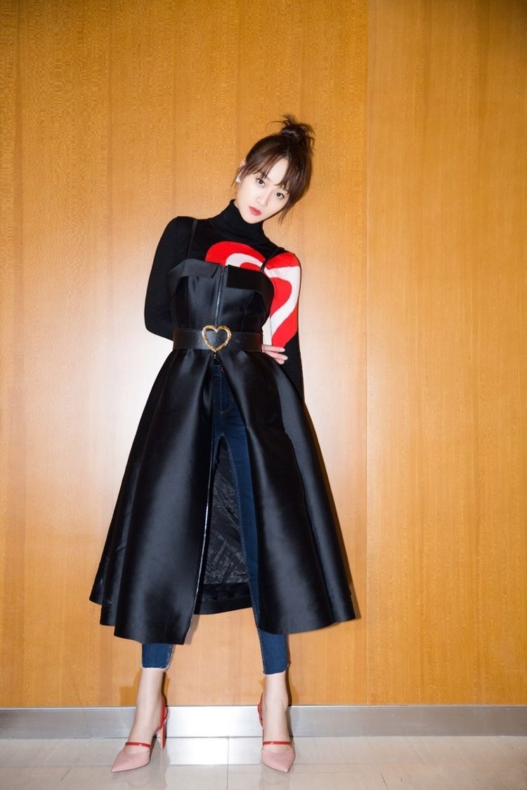 蓝盈莹胆真肥!吊带裙下面穿牛仔裤,网友:这跟没穿有什么区别?