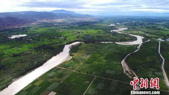 甘肃祁连山下“烂石河滩”滴灌滋养出“戈壁绿洲”