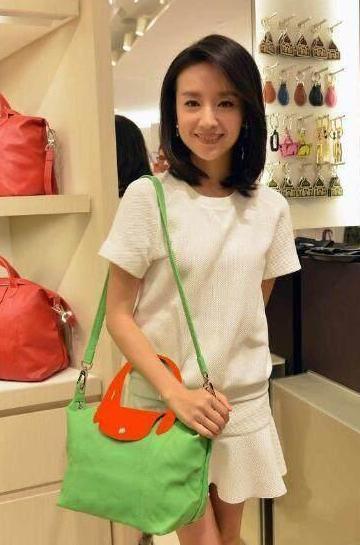 37岁董洁真会穿! 牛仔裤套在过膝长靴里, 不但显腿长还特显嫩