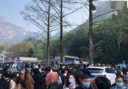  『爬墙』景区闭园，家长带孩子爬城墙进入！保安怒怼：你们就这样教孩子？