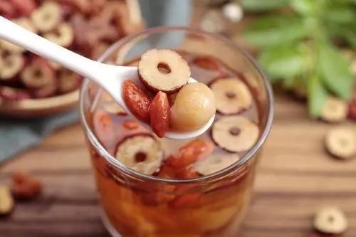 担心手机、电脑伤眼睛？这6款药膳可以帮你缓解！