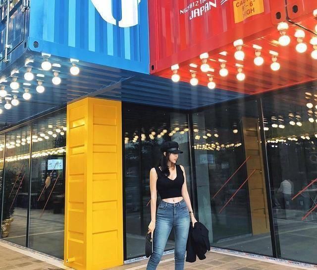 『看起来』气质迷人紧身牛仔裤小姐姐,穿出清新女人格调,展现不一样的美!