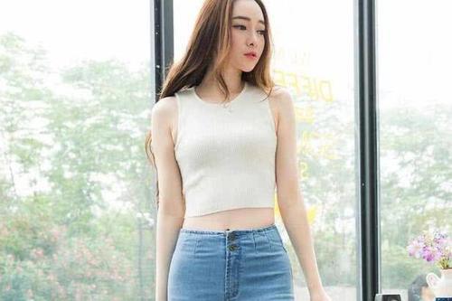 街拍：貌若天仙的牛仔裤小姐姐，释放靓丽清新的优雅女人味儿！