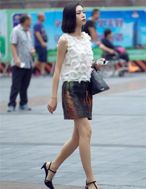  短袖|街拍：小姐姐身穿桔黄色的短袖搭条9分牛仔裤，，显得青春又时尚