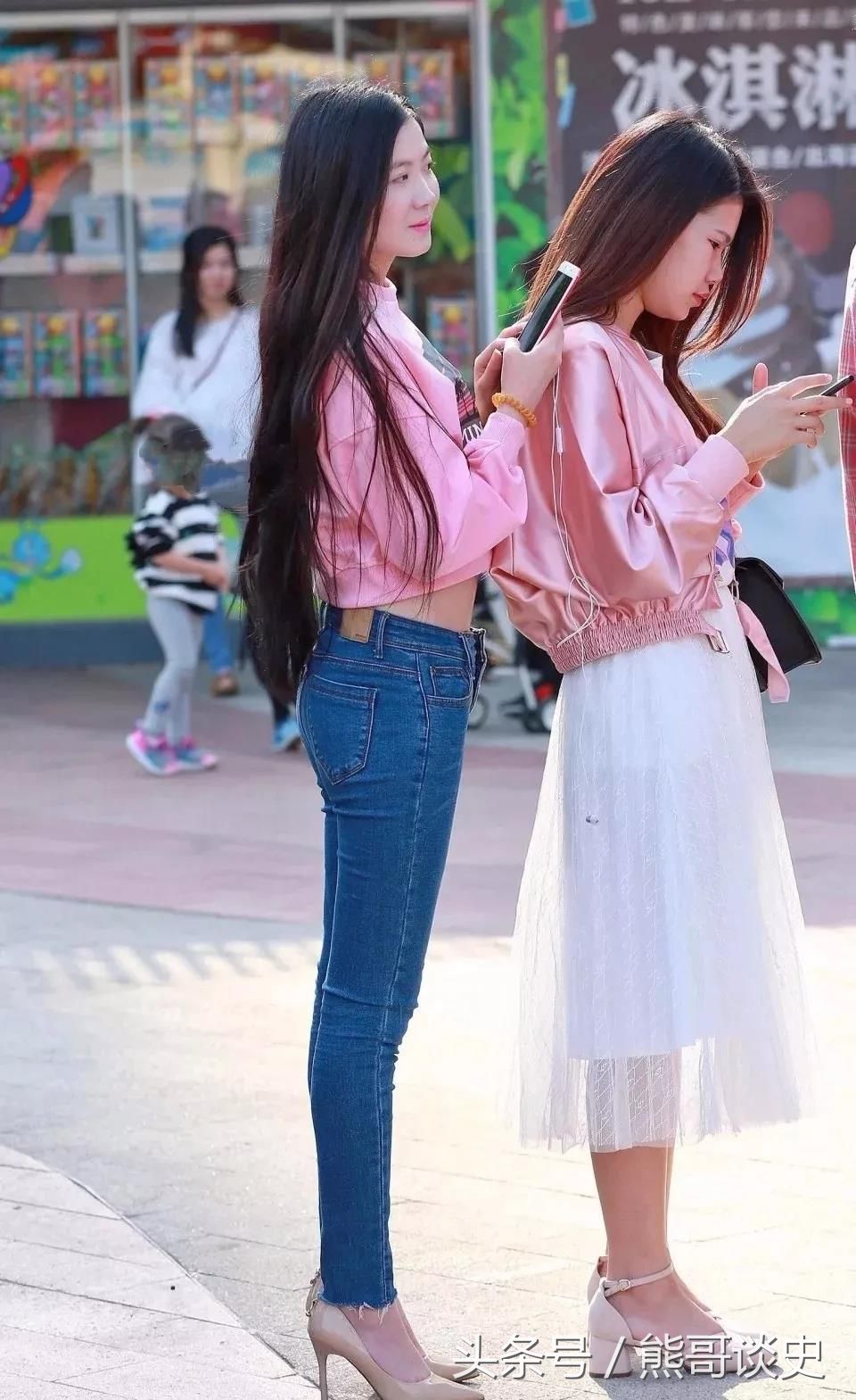 街拍重庆，紧身牛仔裤搭配高跟鞋穿搭参考，让你秒变大长腿