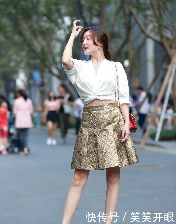 「小姐姐」街拍:穿搭优雅知性的小姐姐,轻盈的动作好妩媚!