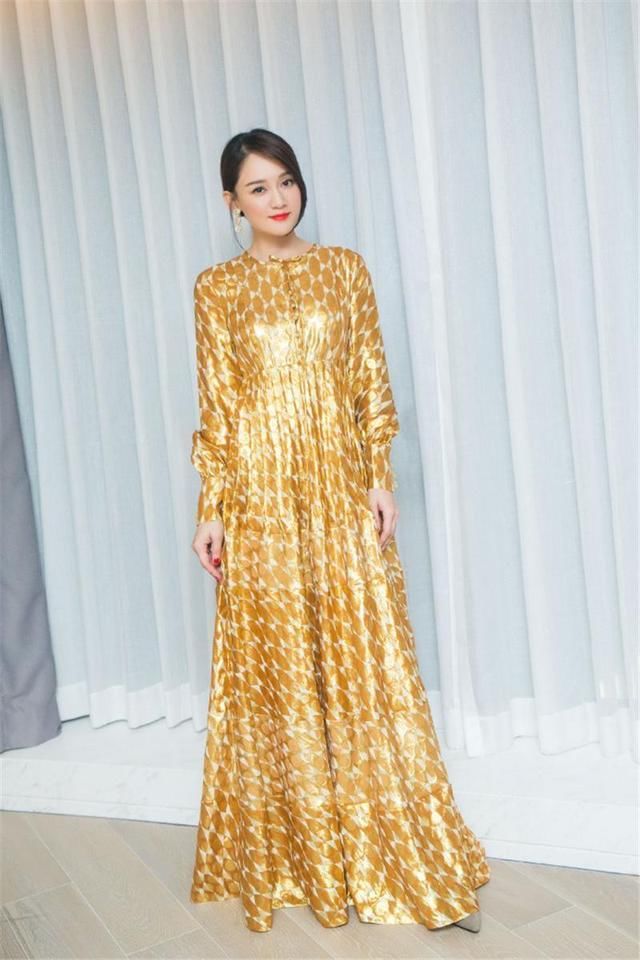 陈乔恩穿抹胸薄纱裙，上身勒得好紧，网友:这身材简直在拉仇恨!