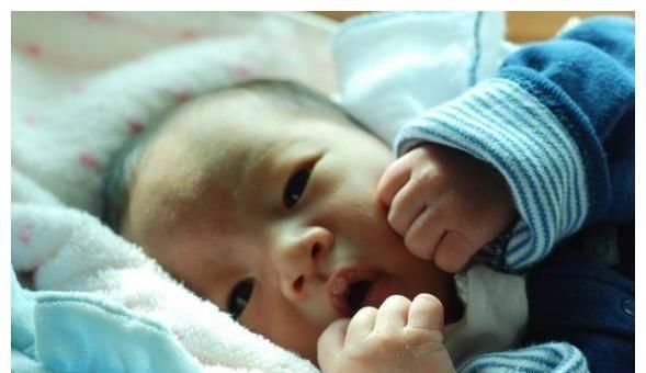  「超出」为什么孩子出世后总一直握着“握拳”？超出这个月，家长还要注意了