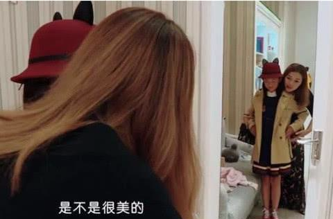 【主人公】《变形计》农村女孩来到城市，背上名牌包包引争议，原因心酸