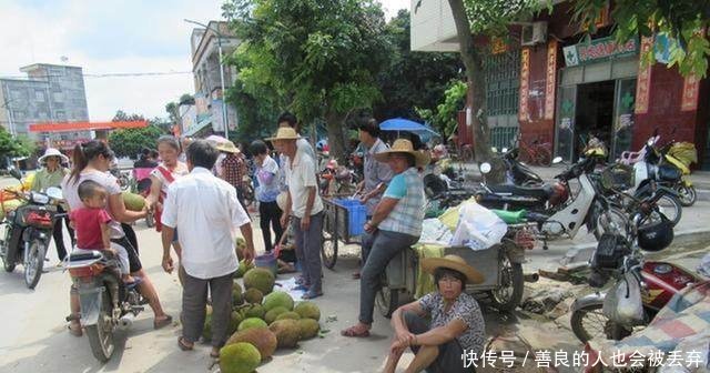 农村集市上2块一斤，看的人多买的人少，城里十块一斤抢着买