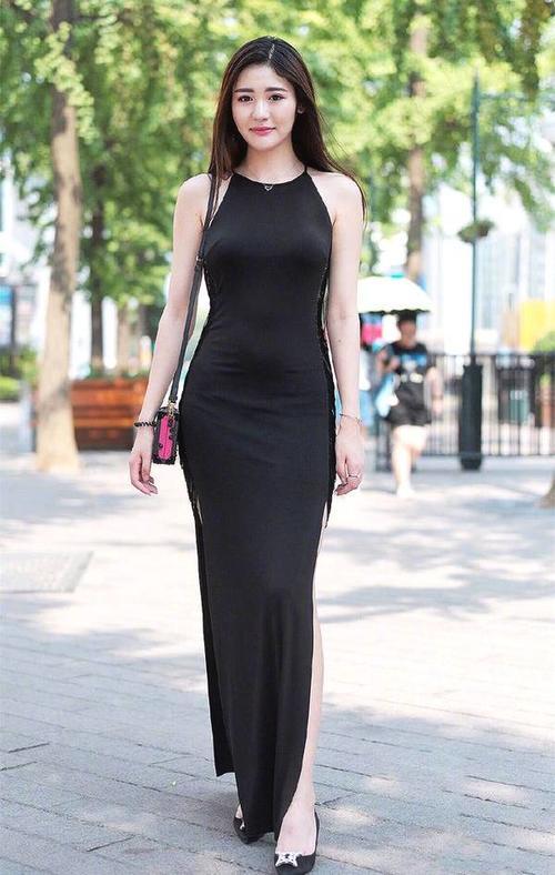 街拍：穿百褶裙的第四个美女，被她的回眸电到了