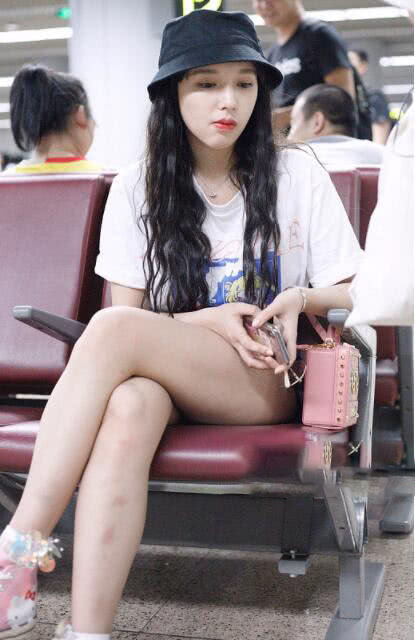 20岁程潇T恤搭短裤!甜美少女气裤子紧得显粗腿,网友:真敢穿