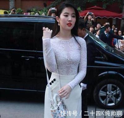 刘亦菲真敢穿! 蕾丝上衣太紧都要撑破了, 网友 做她保镖好幸福!