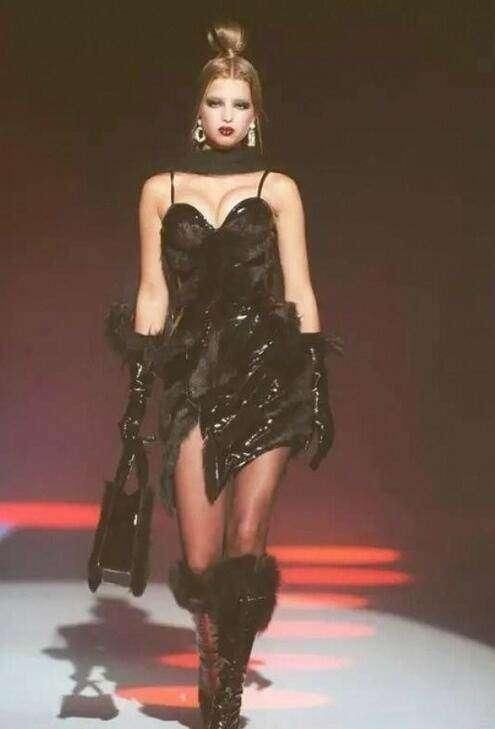 伊万卡早年走秀绝版照，拥有魔鬼一般身材，可是却毫无美感！