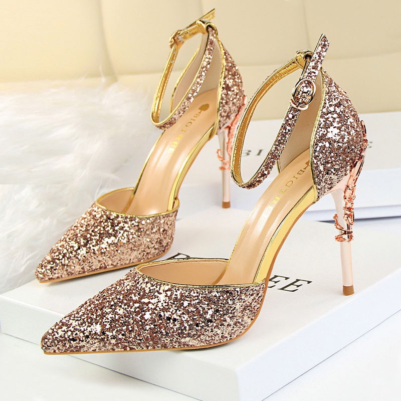 夜店女人真敢穿!这样的包臀裙+性感高跟，有种无法抗拒的魅力