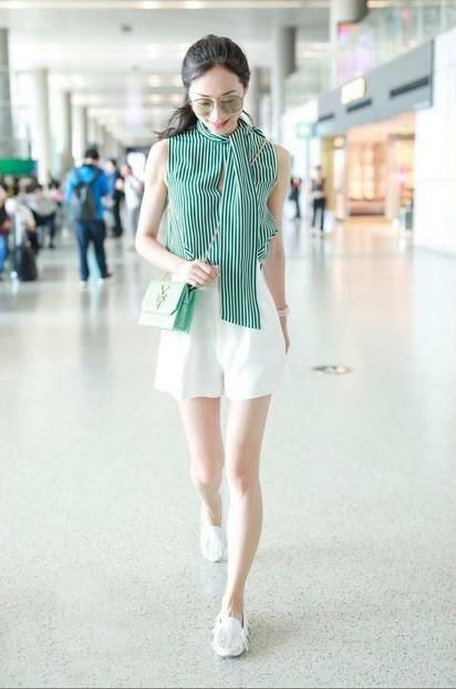韩雪绿条纹白短裤清新自然，网友：胸前的一道缝是认真的吗？