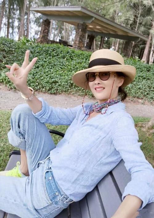  #少扣#44岁牛莉秀身材有绝招！戴复古眼镜扮贵妇，扣子少扣两颗还留个缝