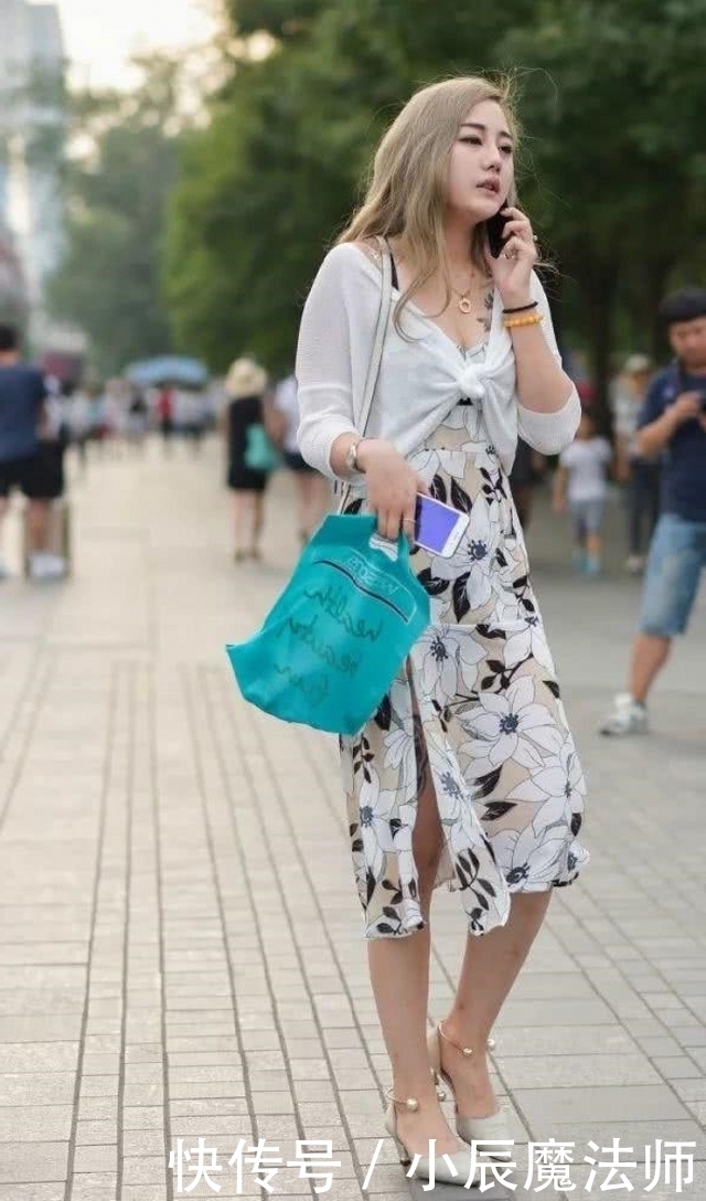 美女|路人街拍,靓女穿着A字型款式的吊带裙,轻盈又大方