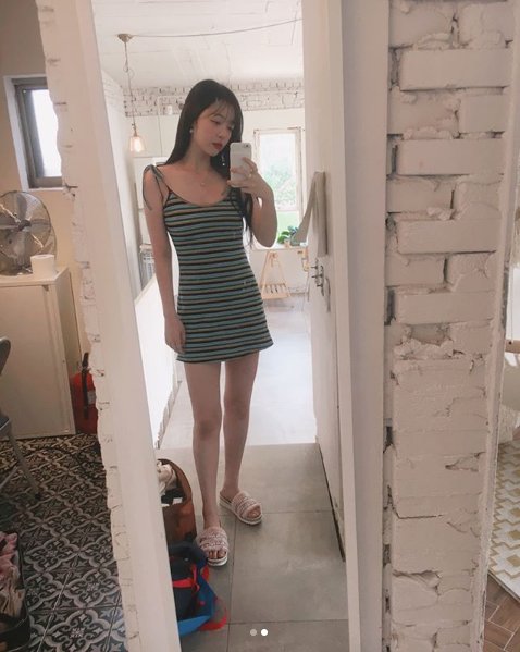 崔雪莉身穿吊带跳舞连衣裙秀身材，任性不修图，秀出白皙美肌