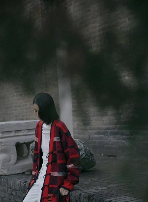  『美女』美女粉色针织衫配上牛仔短裙，十分婉约动人