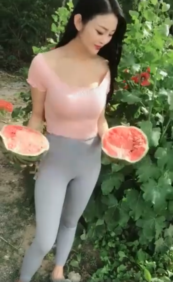 街拍：乡下女孩瑜伽裤外穿不输丝袜，网友：还有心情吃西瓜?