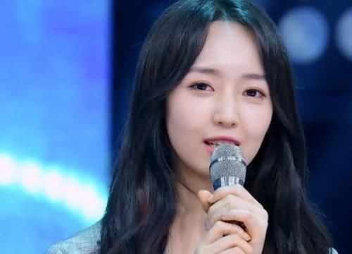  「毕竟」继秦牛正威后，蔡卓宜也开始在舞台诗朗诵，却因颜值成组内第一
