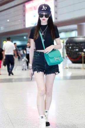 沈梦辰现身机场，穿超短裤大秀美腿，身旁大叔的眼神亮了！