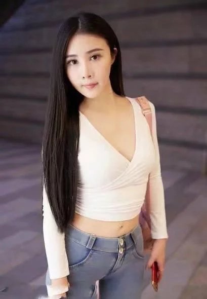 永远都不过时的紧身牛仔裤，小姐姐秀出蛮腰秀出时尚，性感事业线