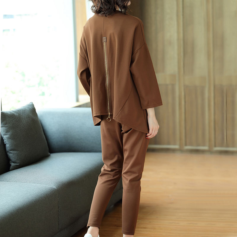 7080后的女人自带知性美，九月就穿这样的气质套装，优雅减龄