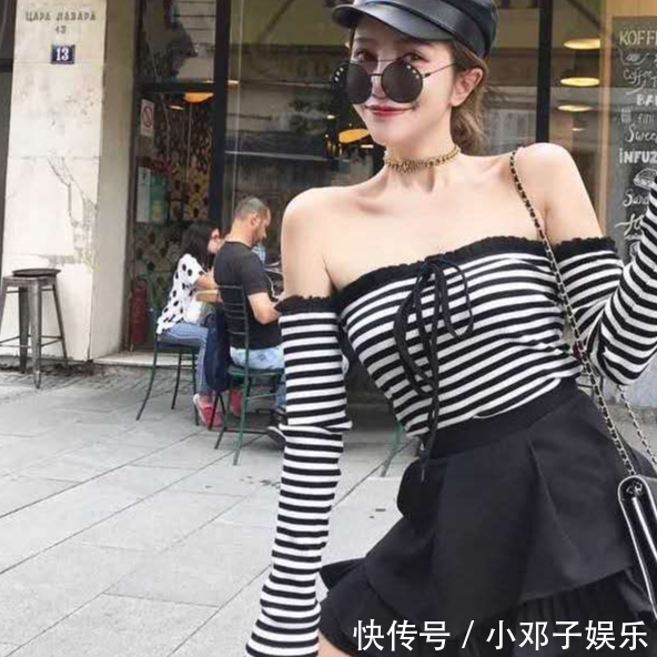 #条纹#可爱又性感的一字肩上衣搭配黑色短裙,瞬间回到十八岁那年