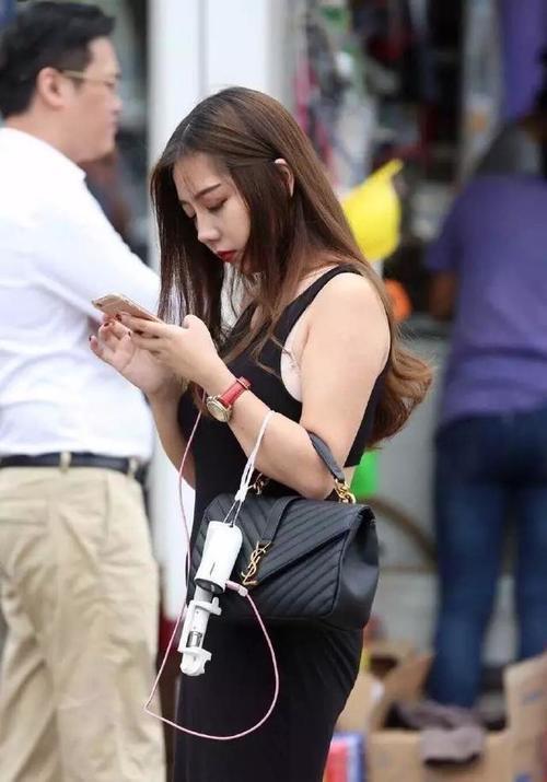 俏丽小姐姐紧身包臀裙搭配小巧的紧身背心，时髦的穿搭尽显青春